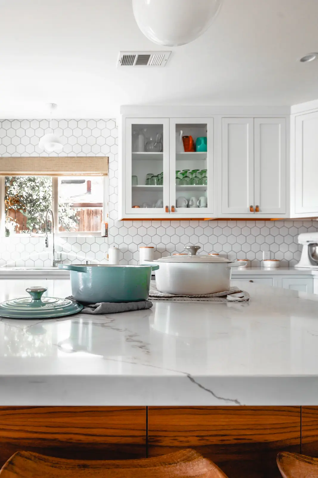 White kitchen with hexagon tile splashback